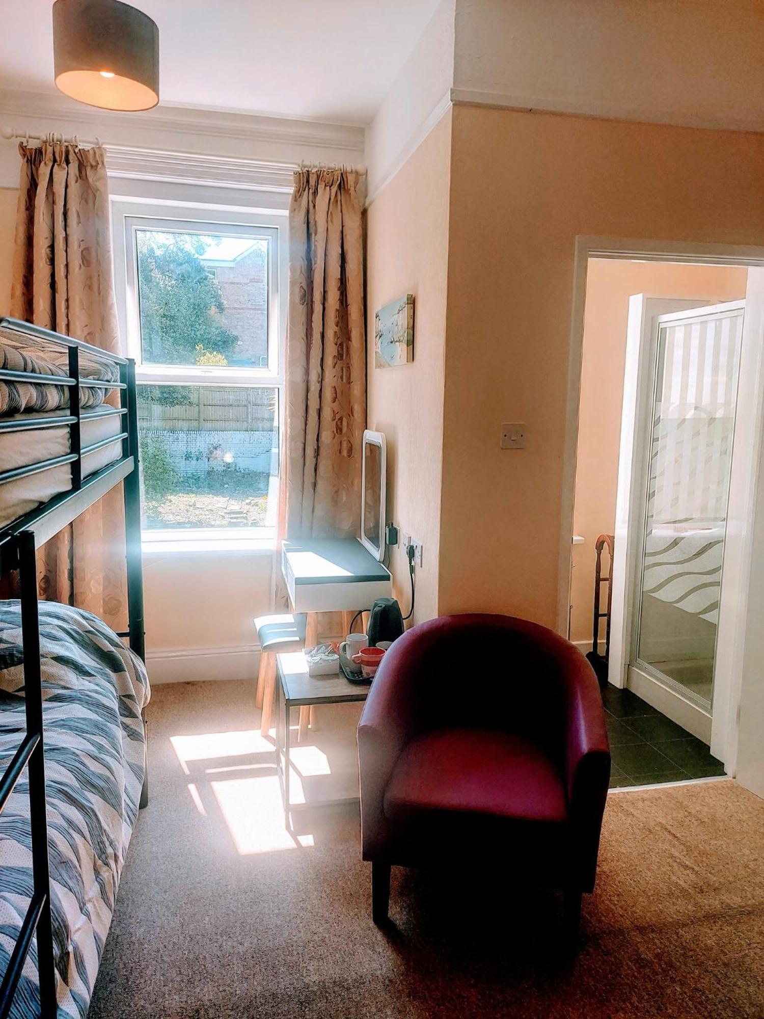 בורנמות' Lea Hurst B & B מראה חיצוני תמונה
